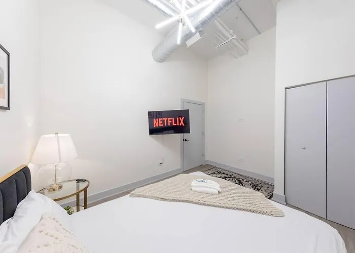 Group-friendly 5br Sleeps 12 With Billiards, Optional Parking And Gym Access Near Mccormick Place And Soldier Field *