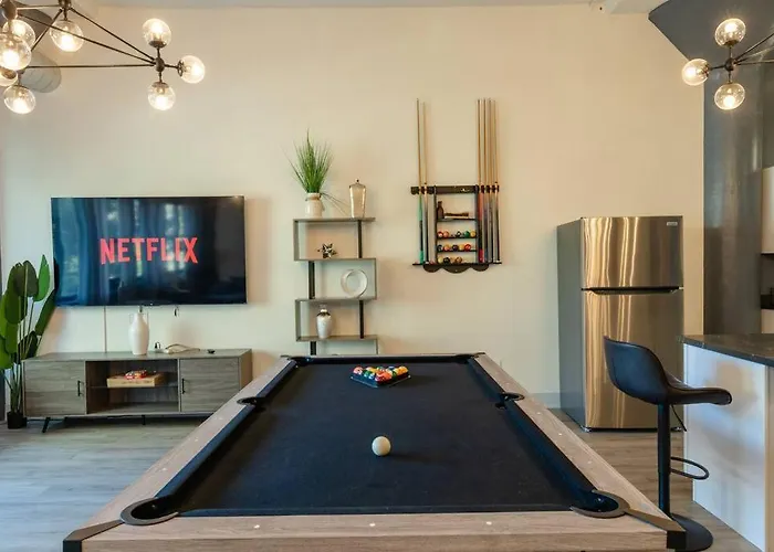 Group-friendly 5br Sleeps 12 With Billiards, Optional Parking And Gym Access Near Mccormick Place And Soldier Field
