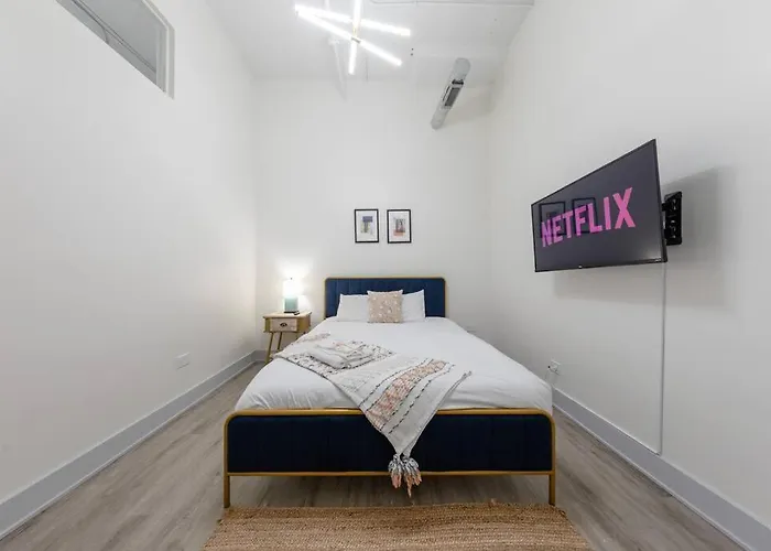 Group-friendly 5br Sleeps 12 With Billiards, Optional Parking And Gym Access Near Mccormick Place And Soldier Field * Chicago