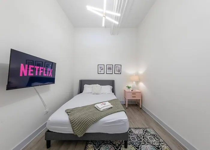 Group-friendly 5br Sleeps 12 With Billiards, Optional Parking And Gym Access Near Mccormick Place And Soldier Field *