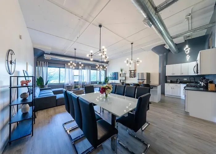 Group-friendly 5br Sleeps 12 With Billiards, Optional Parking And Gym Access Near Mccormick Place And Soldier Field
