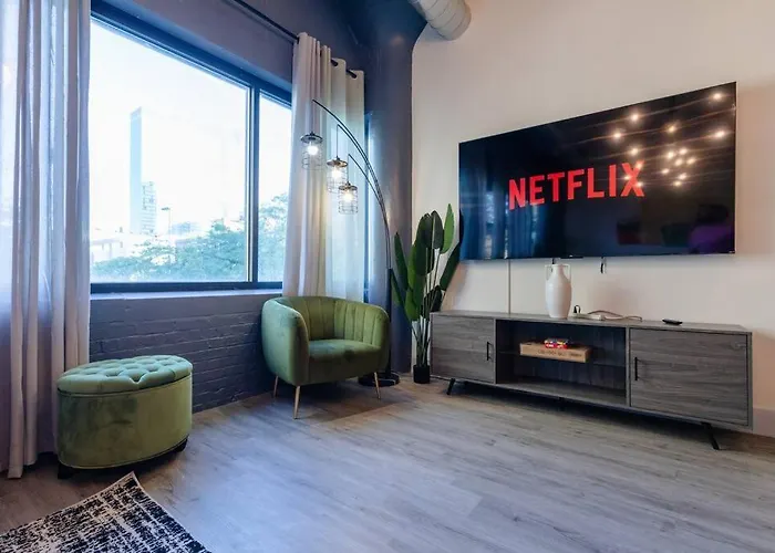 Group-friendly 5br Sleeps 12 With Billiards, Optional Parking And Gym Access Near Mccormick Place And Soldier Field Chicago
