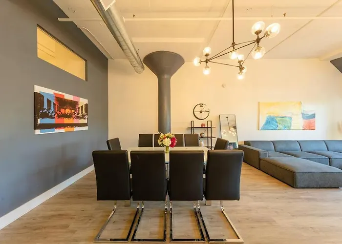 Group-friendly 5br Sleeps 12 With Billiards, Optional Parking And Gym Access Near Mccormick Place And Soldier Field *