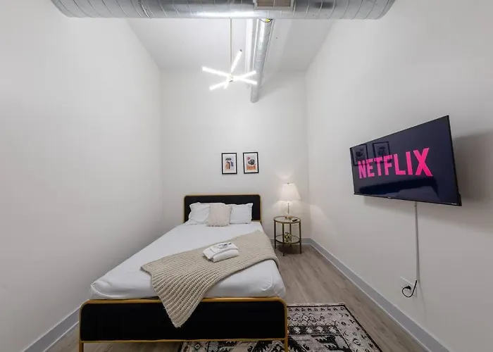 Group-friendly 5br Sleeps 12 With Billiards, Optional Parking And Gym Access Near Mccormick Place And Soldier Field *
