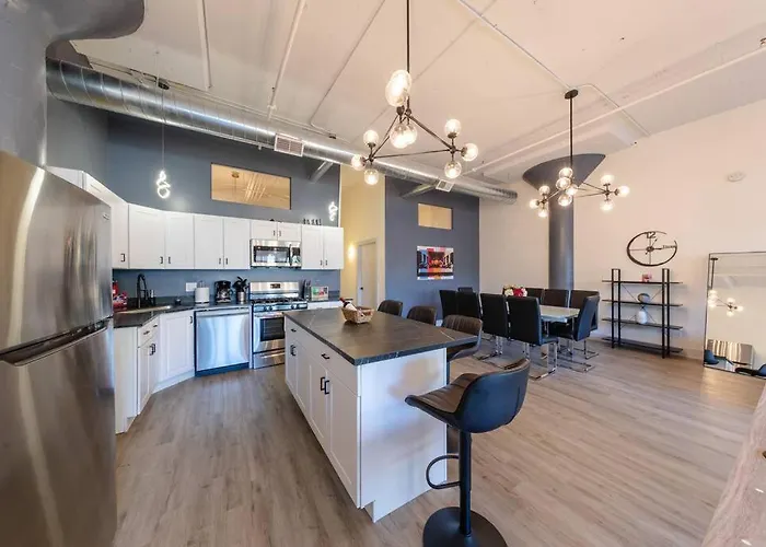 Group-friendly 5br Sleeps 12 With Billiards, Optional Parking And Gym Access Near Mccormick Place And Soldier Field