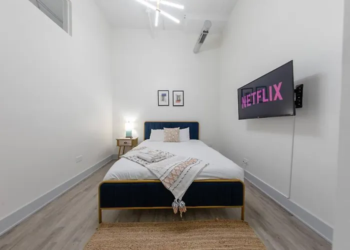 Group-friendly 5br Sleeps 12 With Billiards, Optional Parking And Gym Access Near Mccormick Place And Soldier Field * Chicago