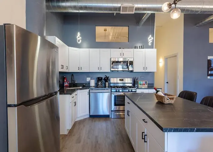 Group-friendly 5br Sleeps 12 With Billiards, Optional Parking And Gym Access Near Mccormick Place And Soldier Field *