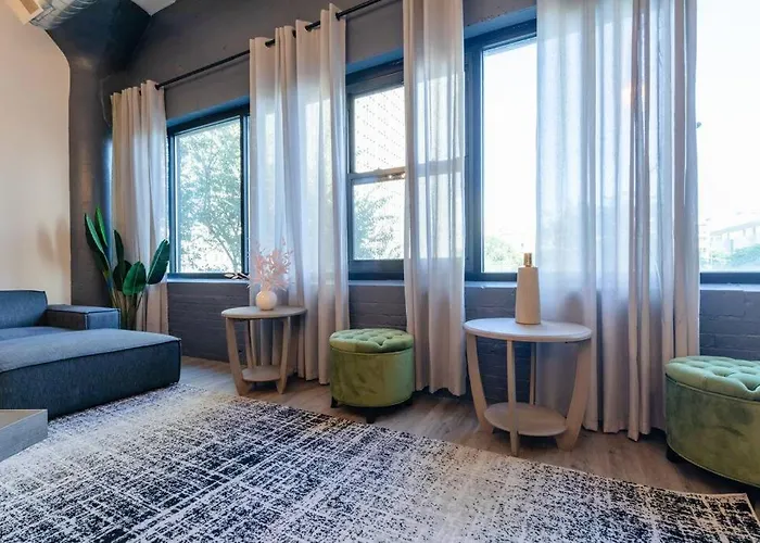 Group-friendly 5br Sleeps 12 With Billiards, Optional Parking And Gym Access Near Mccormick Place And Soldier Field Chicago