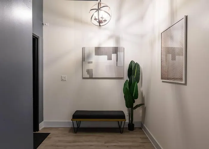 Group-friendly 5br Sleeps 12 With Billiards, Optional Parking And Gym Access Near Mccormick Place And Soldier Field